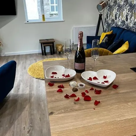 Stunning 1 Bedroom Apartment *