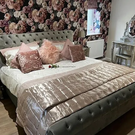 Stunning 1 Bedroom *