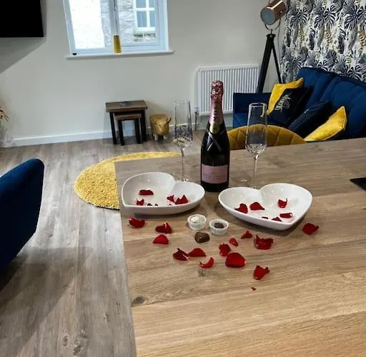 Stunning 1 Bedroom Apartment *